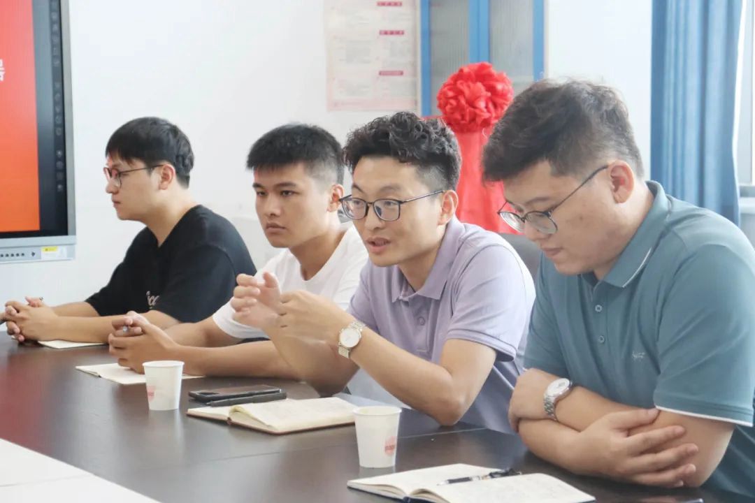 深圳市華溶分析儀器有限公司市場總監 朱亞東（右二）
